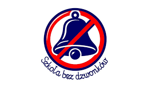 Szkolny dzwonek na lekcję i na przerwę to od wieków symbol szkoły. Jednak w Szkoła Podstawowa im. kardynała S.Wyszyńskiego w Bolkowie od 1 września 2025 roku nie rozbrzmiewa już dzwonek!… Skąd taki pomysł? Dla wielu osób – uczniów i nauczycieli, ten dzwonek może być traumatyczny. Mamy coraz więcej dzieci z nadwrażliwością słuchową i innymi problemami potęgowanymi przez dźwięki. Ponadto w naszej szkole funkcjonuje oddział przedszkolny, który nie pracuje w systemie 45 minutowym. Dzwonek zaburzał jego pracę i uwagę dzieci. Zgodnie z zasadą, że lubimy przebywać tam, gdzie czujemy się jak w domu, gdzie jest miła i przyjazna atmosfera – nasza szkoła to „Szkoła bez dzwonków”. Pomysłodawczynią tego rozwiązania jest Pani Katarzyna Kowalczyk- dyrektor szkoły. Zdaniem badaczy, dzwonki podnoszą poczucie stresu i generują tzw. efekt dzwonka – eksplozji energii na znak przerwy, który powoduje niepokój, rozdrażnienie i wprowadza niepotrzebny chaos. Przerywa naturalny proces uczenia się uczniów, często w całkowicie nieoczekiwanym momencie. Największymi zaletami braku dzwonków w szkołach są: poprawa samopoczucia zarówno uczniów, jak i nauczycieli, kształtowanie cech charakteru takich jak odpowiedzialność, rzetelność, cierpliwość i punktualność, minimalizowanie poziomu stresu u uczniów, motywowanie uczniów do większej samodzielności, obniżanie poziomu hałasu w szkole. Uczniowie uczą się prawidłowo gospodarować swoim czasem, a wszystko to odbywa się w przyjaznej atmosferze. Szkoła bez dzwonków – jak mierzy się czas? Aby uczniowie mogli kontrolować czas i punktualnie stawiać się na zajęcia, w widocznych miejscach na terenie szkoły rozmieszczone są tradycyjne zegary . Brak dzwonków to również idealny sposób na to, aby uczniowie nauczyli się korzystać z tych zegarków. Wystarczy sprawdzić, aby poznać aktualną godzinę i obliczyć, za ile minut należy przyjść do sali. Szkoła bez dzwonków, a koniec lekcji. To nauczyciel odpowiada za to, aby poinformować uczniów o końcu lekcji, a i sami uczniowie widzą ile czasu do końca lekcji pozostało. Zamiast nagłego dzwonka, nauczyciel dziękuje uczniom za pracę, wspólnie spędzony czas i uwagę. Dzięki temu uczniowie mają poczucie szacunku, wiedzą, że są traktowani poważnie, a ich wysiłek został doceniony. Szkoła bez dzwonka to szkoła przyszłości, to „Budząca się szkoła”, to nowoczesna edukacja oparta na dobrej relacji uczeń-nauczyciel, na wzajemnym zaufaniu i szacunku, a to chcemy kształtować u naszych uczniów. Nasz eksperyment trwał przez cały wrzesień. Ankiety wśród uczniów i nauczycieli pokazały, że tylko jedno dziecko chciałoby powrotu dzwonka do szkoły. #szkolabezdzwonka - Obrazek 1
