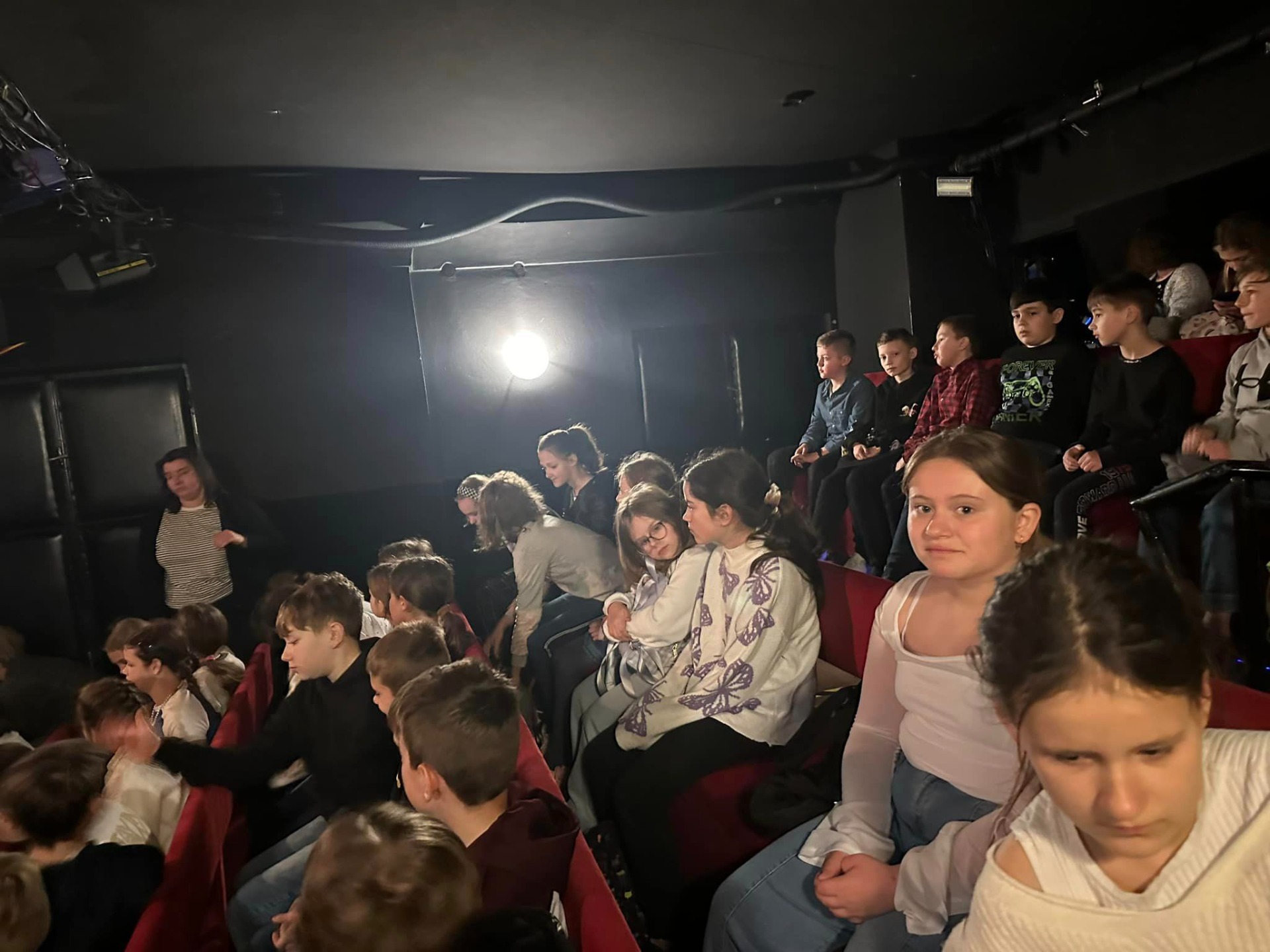 16 kwietnia uczniowie klasy 4b, 5a i 5b udali się do Teatru Współczesnego w Krakowie na spektakl „Pan Twardowski”. - Obrazek 1