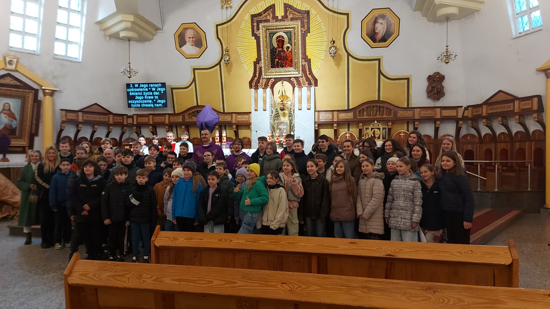 Piesza pielgrzymka uczniów Szkoły Katolickiej do Sanktuarium św. Weroniki - Obrazek 1