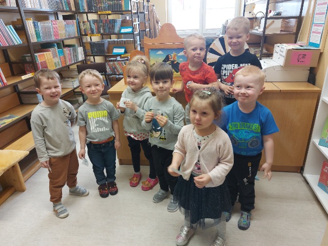 Wizyta najmłodszych przedszkolaków w bibliotece szkolnej z okazji Międzynarodowego Dnia Książki dla Dzieci - Obrazek 3