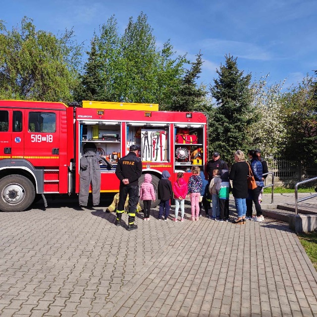 Próbna ewakuacja i wizyta strażaków z JOT OSP Krasocin w naszej szkole.  - Obrazek 4