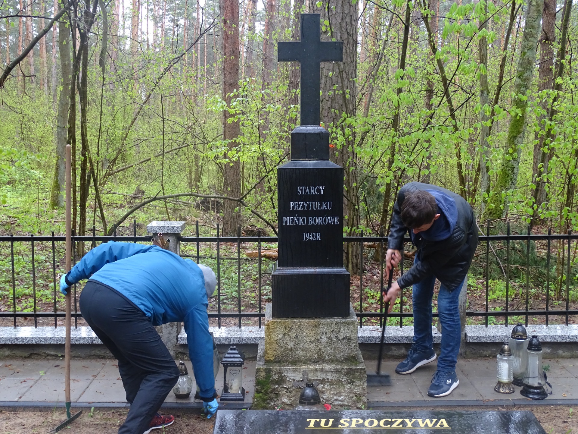 Wyjazd młodzieży z internatu na leśny cmentarz w Jeziorku - Obrazek 4