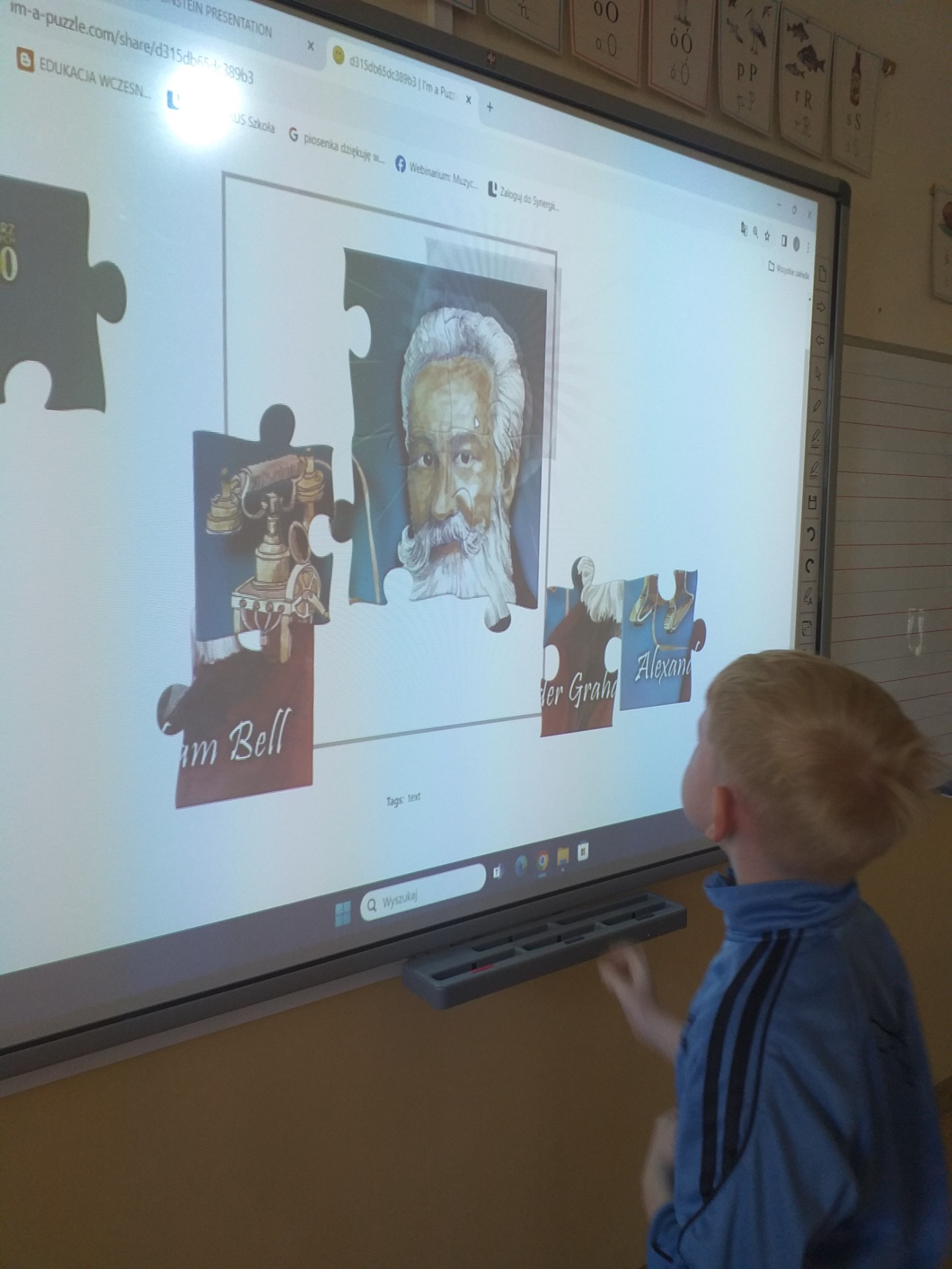 Uczeń układa puzzle interaktywne.