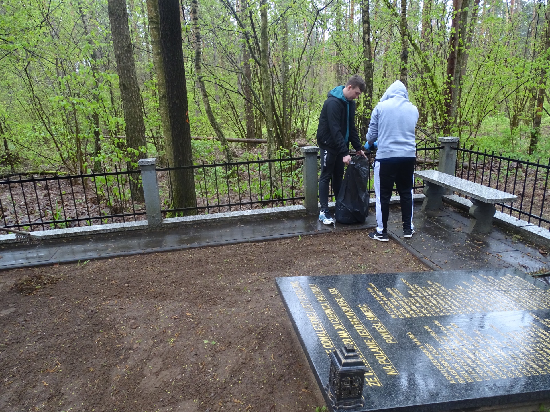 Wyjazd młodzieży z internatu na leśny cmentarz w Jeziorku - Obrazek 3