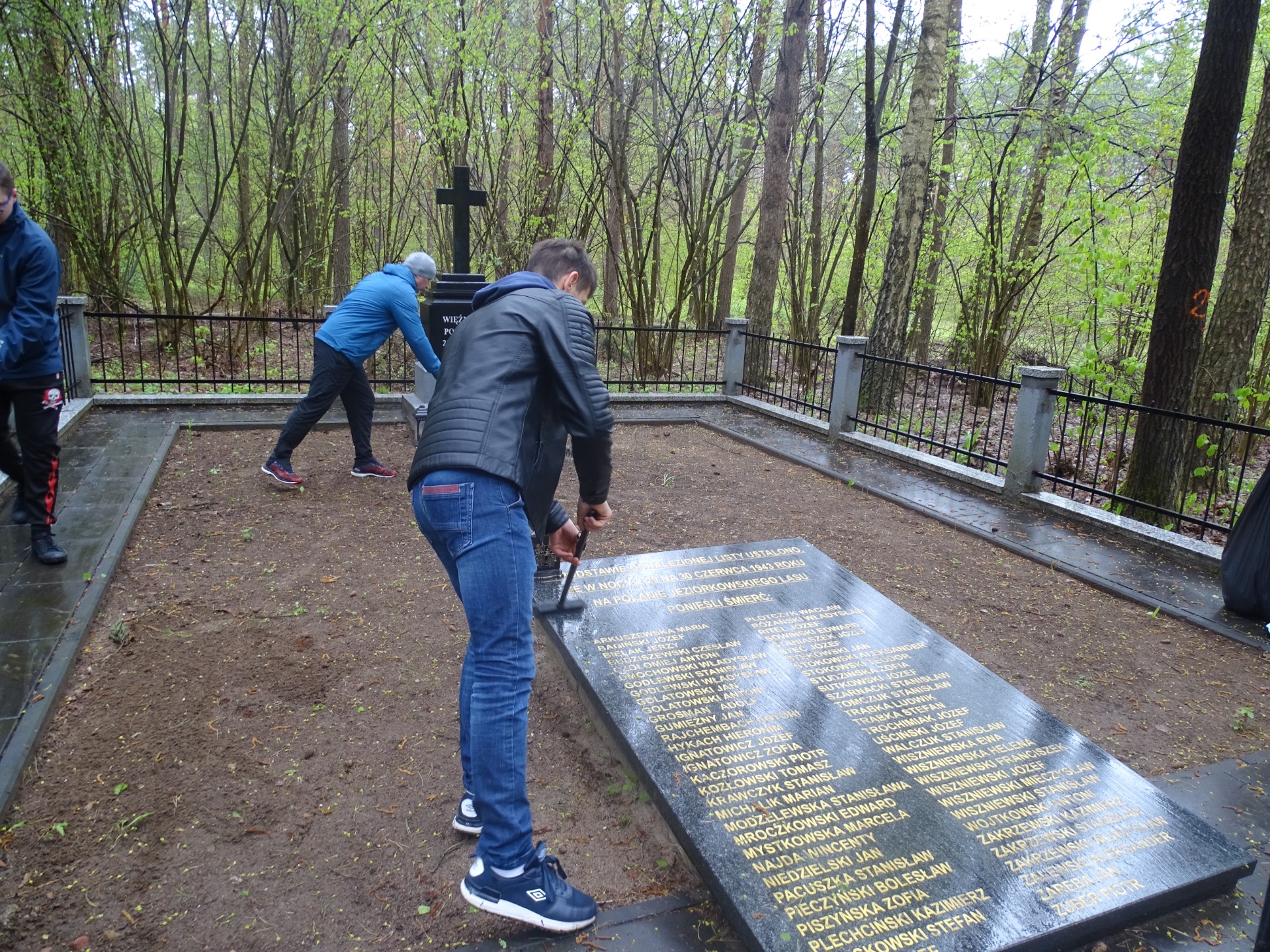 Wyjazd młodzieży z internatu na leśny cmentarz w Jeziorku - Obrazek 1