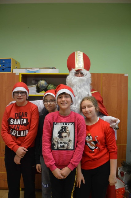 Mikołaj w naszej szkole klasa 6
