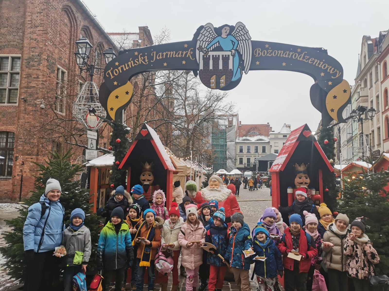 Klasa 1b przy bramie Toruńskiego Jarmarku Bożonarodzeniowego.