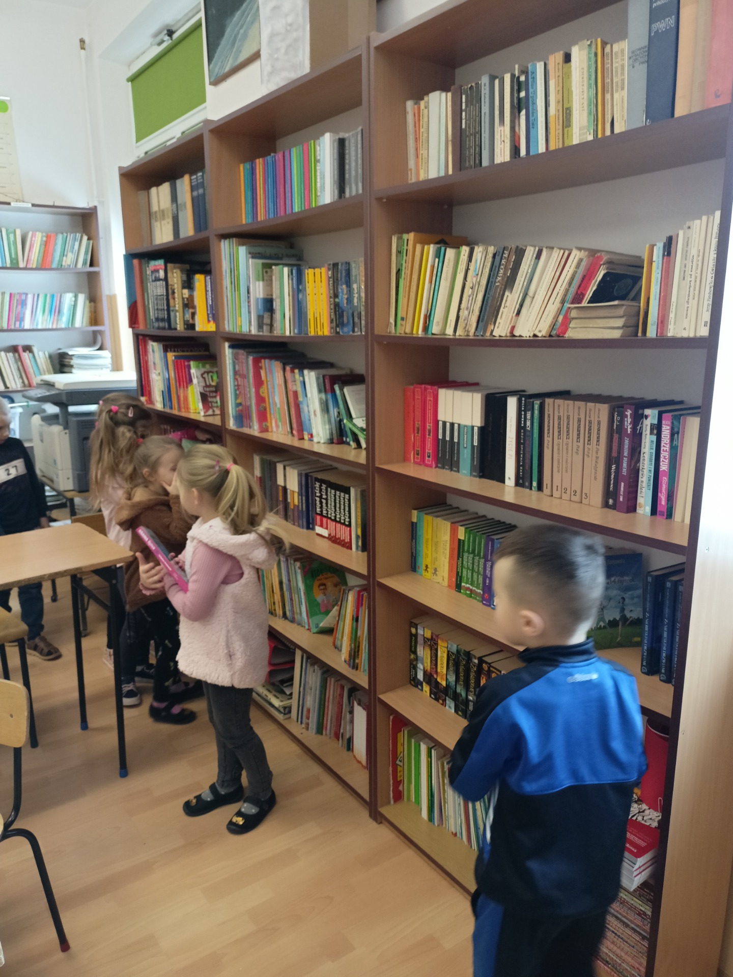 Pierwsza wizyta przedszkolaków w bibliotece szkolnej - Obrazek 2