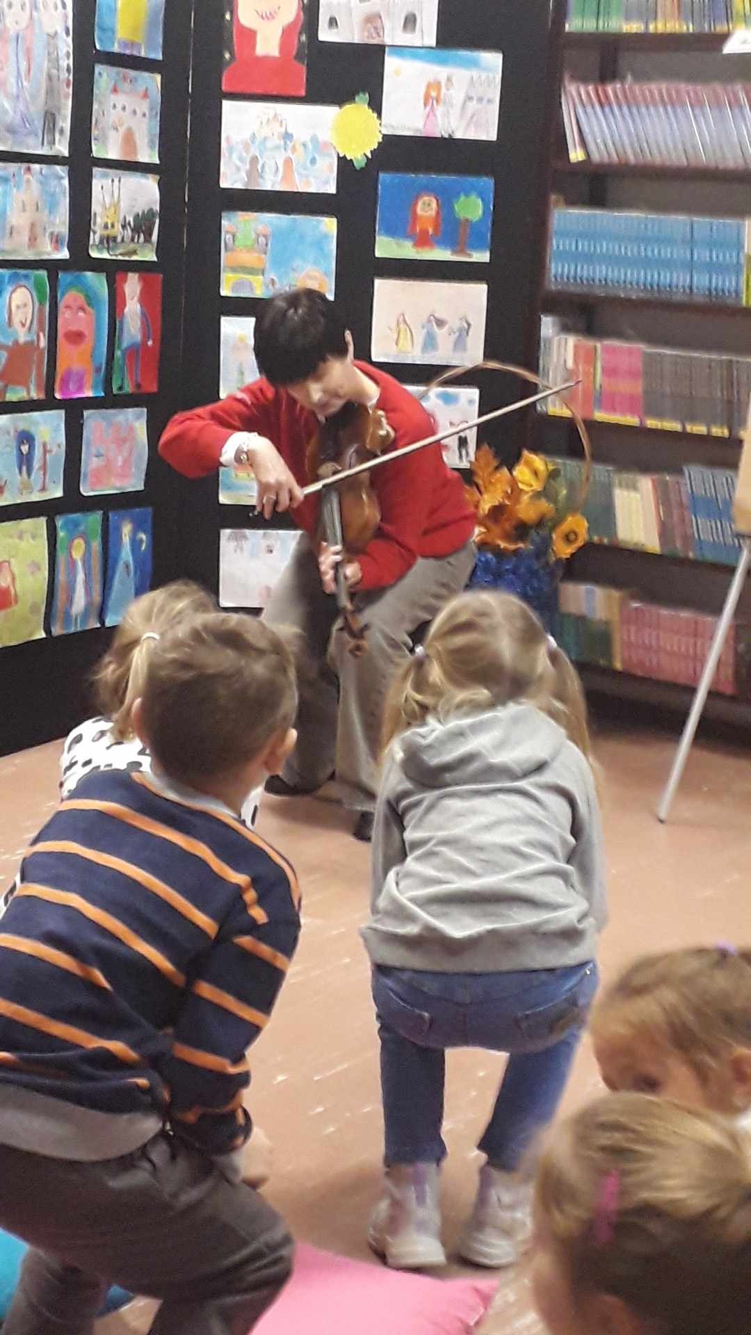 Pani I. Klebańska gra dzieciom na skrzypcach