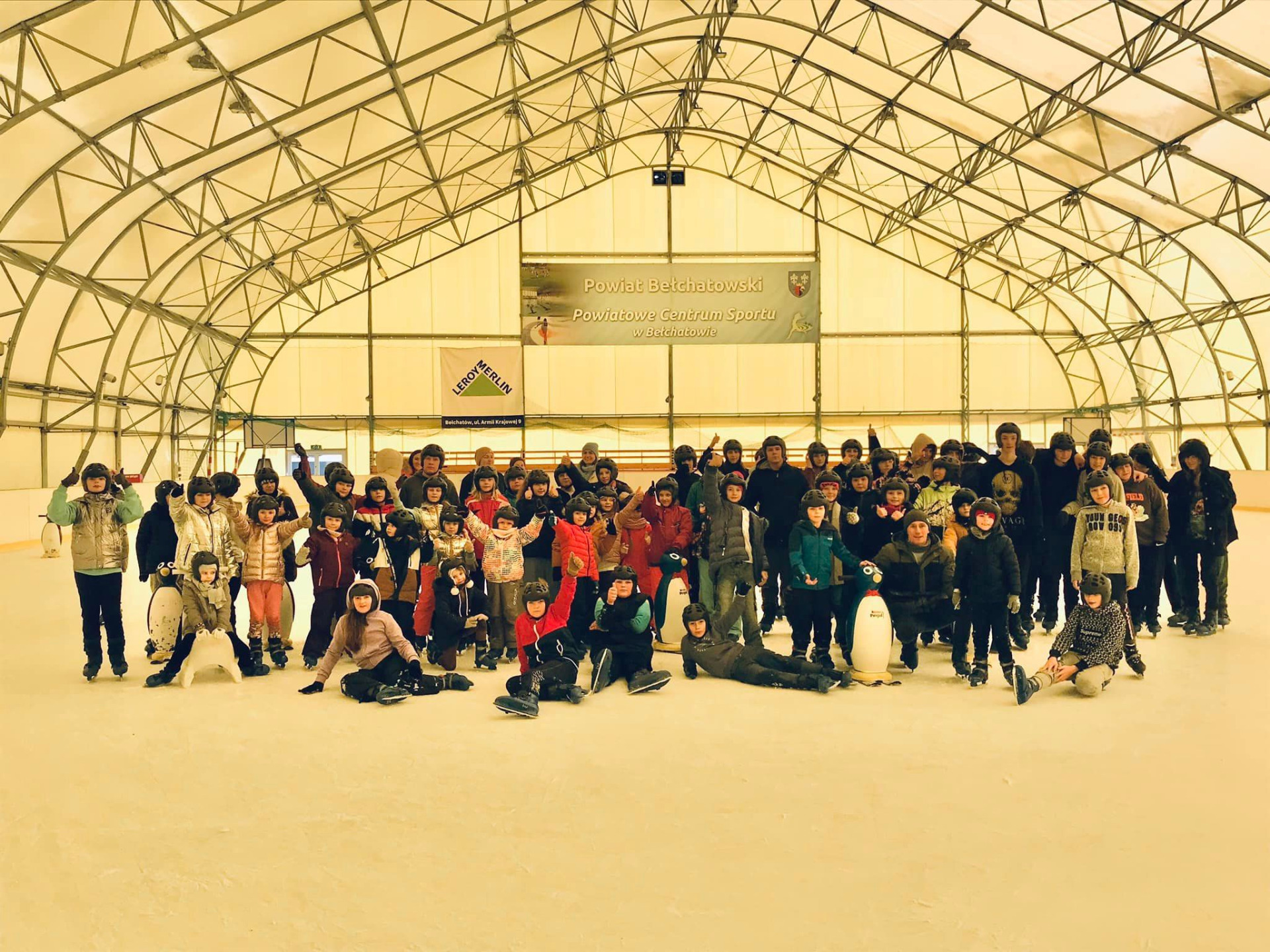 Wyjazd uczniów PSP w Przedborzu na lodowisko w Bełchatowie.  Lodowisko to super zabawa dla dzieci. Wielkie brawa dla organizatorów  - Obrazek 2