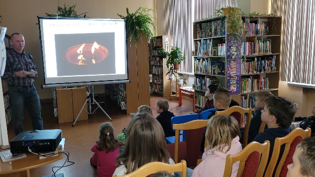 Uczniowie klasy 4 słuchają opowieści w Bibliotece Publicznej Filia nr 5 na temat Zaduszek.
