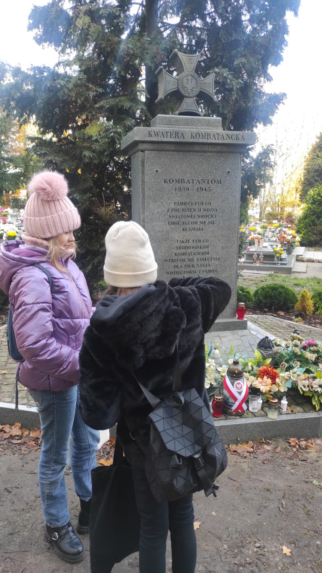 Uczennice klasy 5a wraz z nauczycielami odwiedziły Cmentarz Centralny