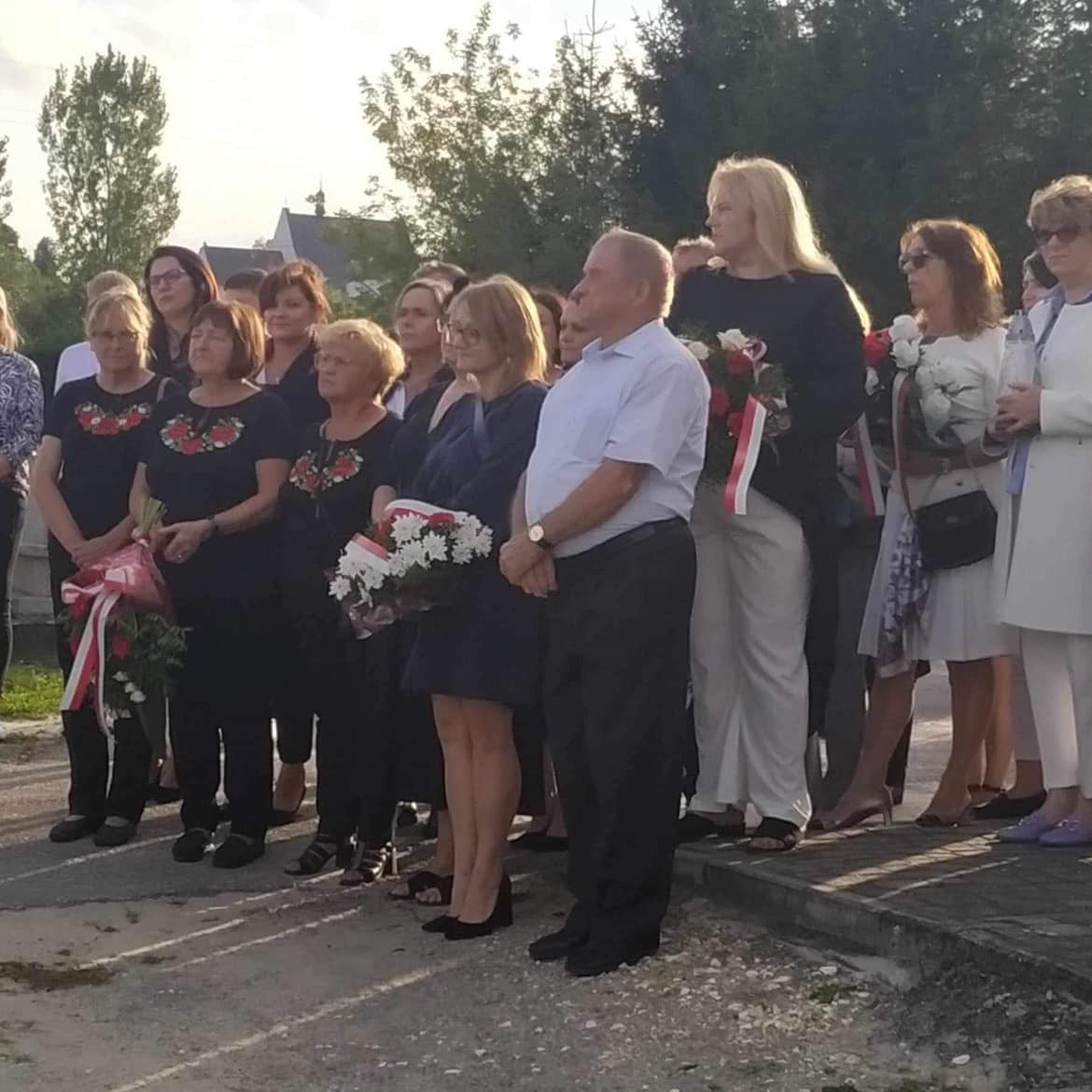 Delegacja z ZPO Niziny składająca kwiaty na grobie ks. Jana Francuza