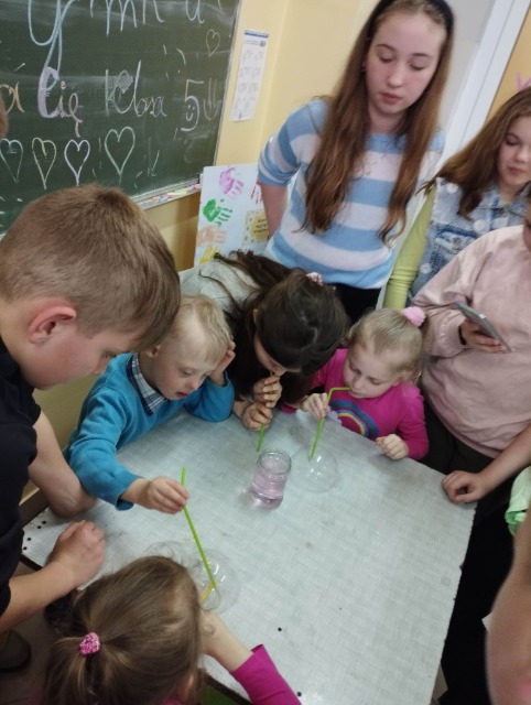 Spotkanie uczniów klasy V z Szymonkiem w ramach ogólnopolskiego projektu "Wspólnie wygrajmy wrażliwość" - Obrazek 3