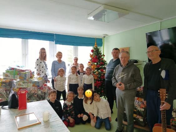 Dzieci w towarzystwie Seniorów.