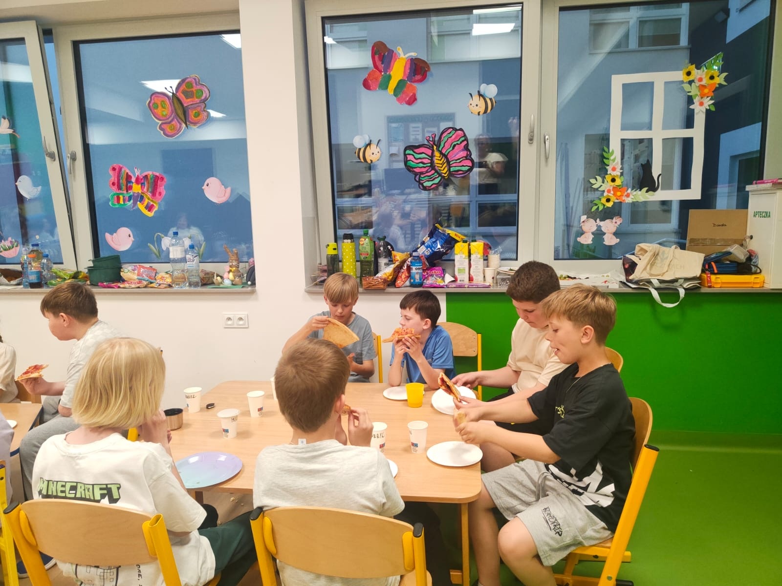 uczniowie przy stole ,,Noc pełna wrażeń w szkole'' - Obrazek 14