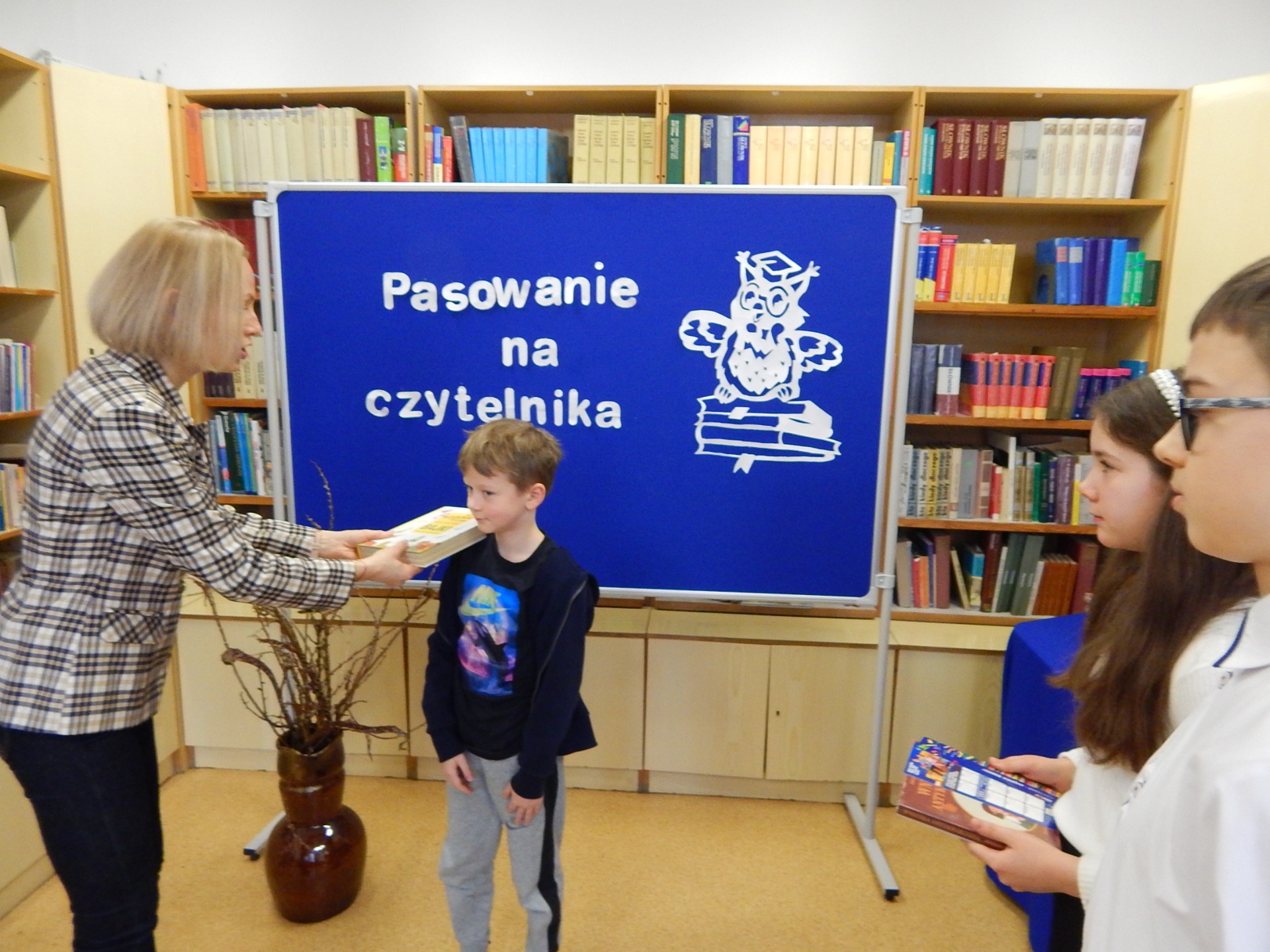 Uczniowie Szkoły Podstawowej Nr 2 im. Mikołaja Kopernika w Olecku podczas Pasowania na czytelnika