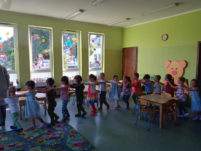 dzieci podczas tańca