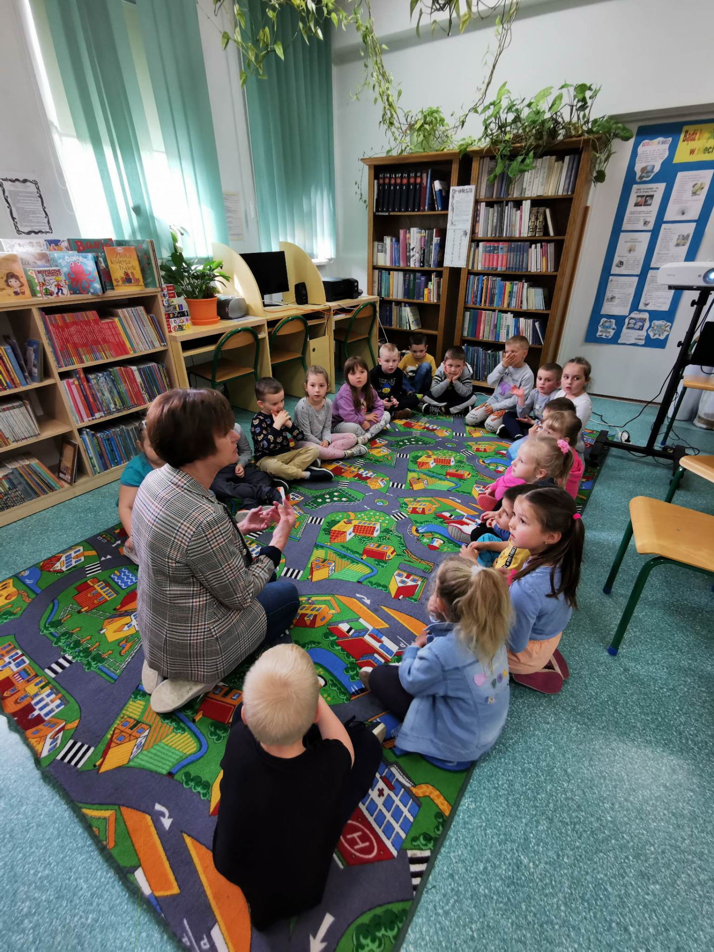 Wizyta przedszkolaków w Bibliotece Publicznej w Lubczy. - Obrazek 2