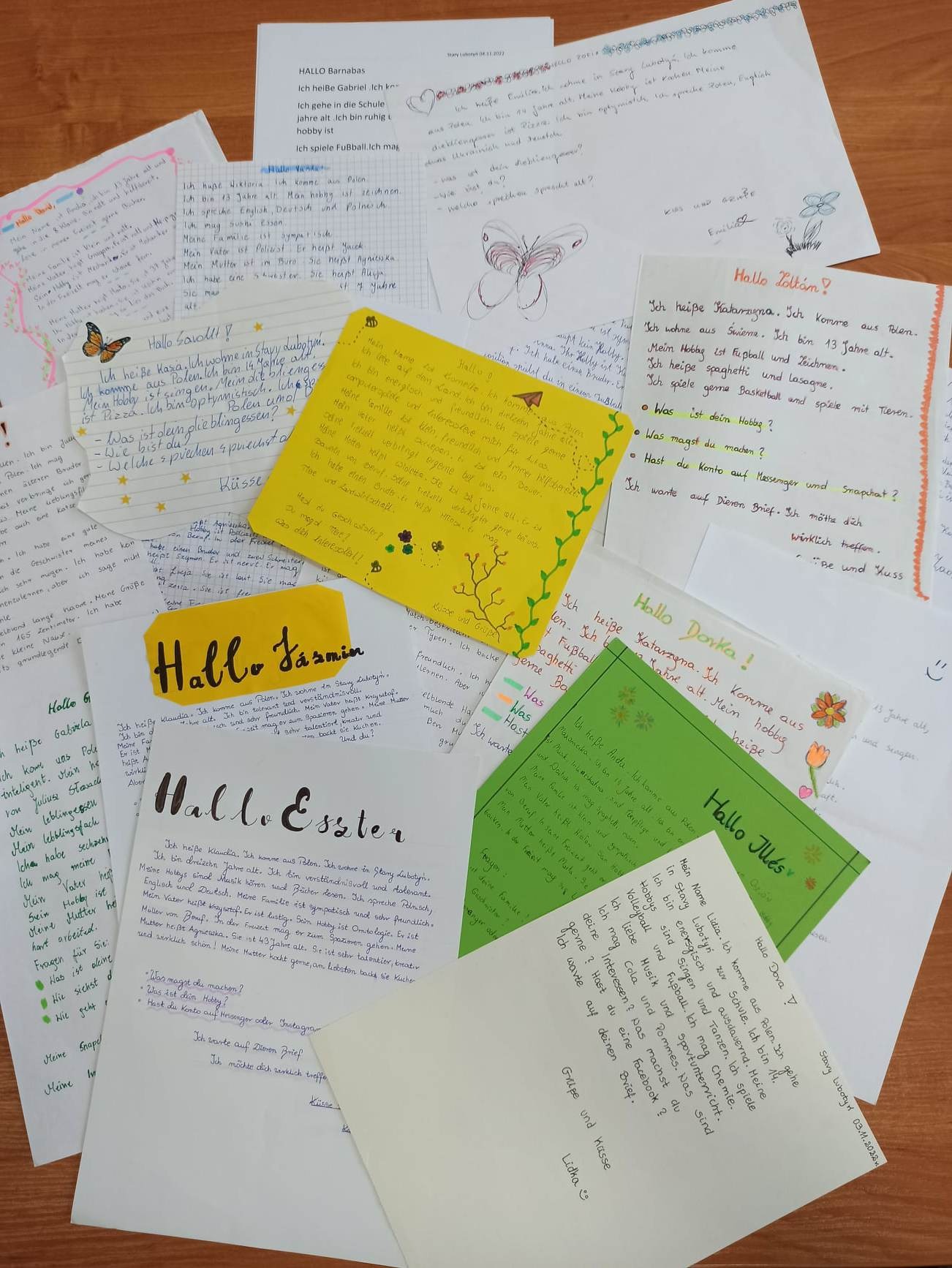 Zdjęcia zbiorczej korespondencji i list pożegnalny z podziękowaniem od rówieśników z Węgier