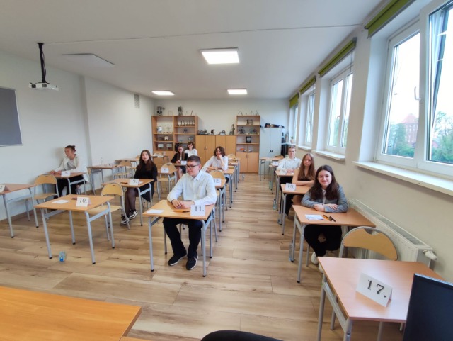 Uczniowie i nauczyciele podczas egzaminu z matematyki.
