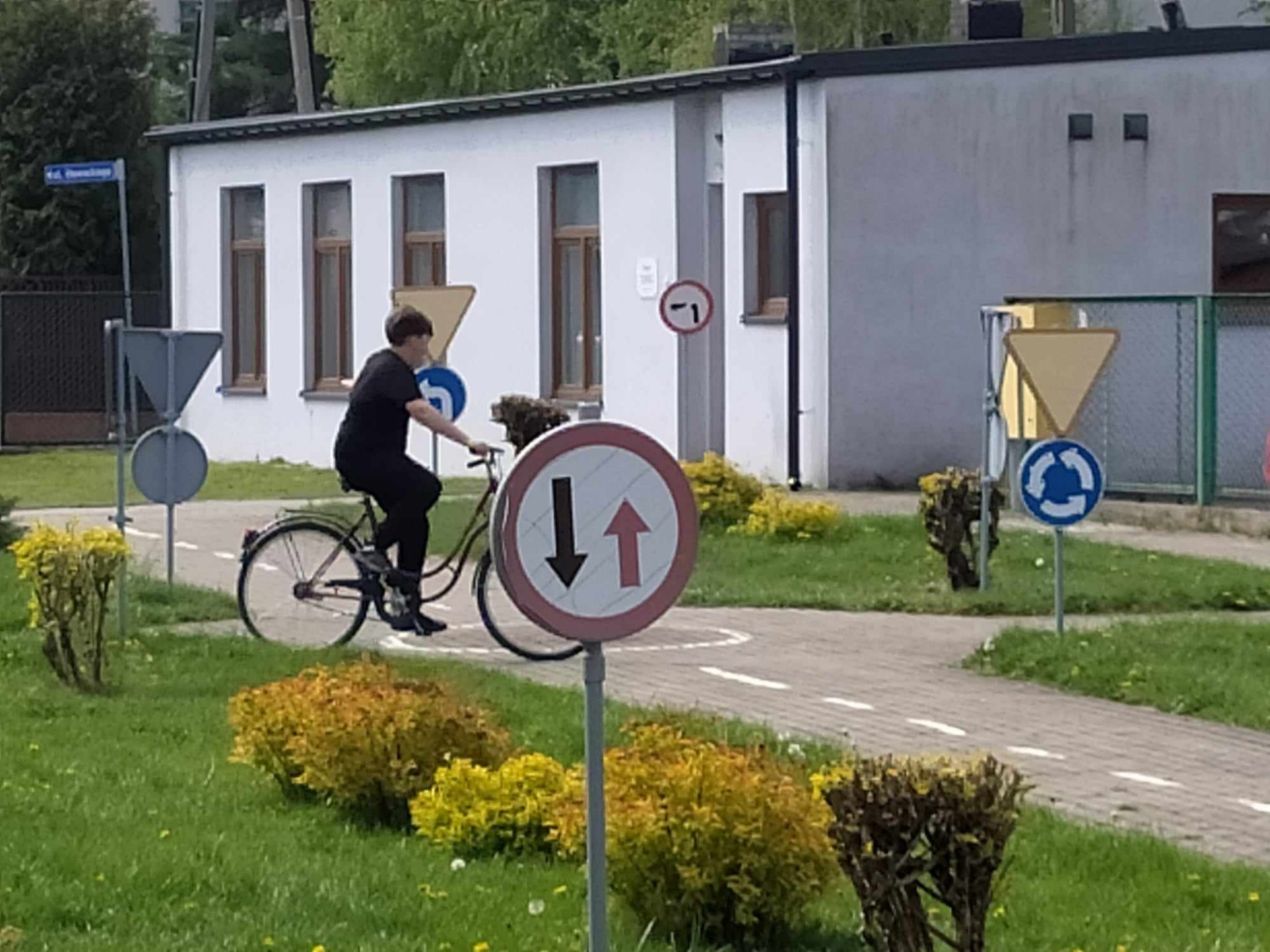 chłopiec jedzie rowerem