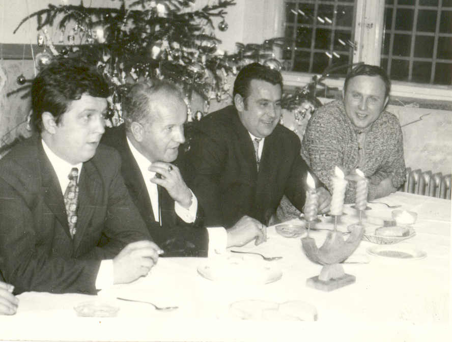 Vianoce 1965, druhý zľava Michal Kaliňák, prvý riaditeľ. Úplne vpravo Štefan Piroch, učiteľ.