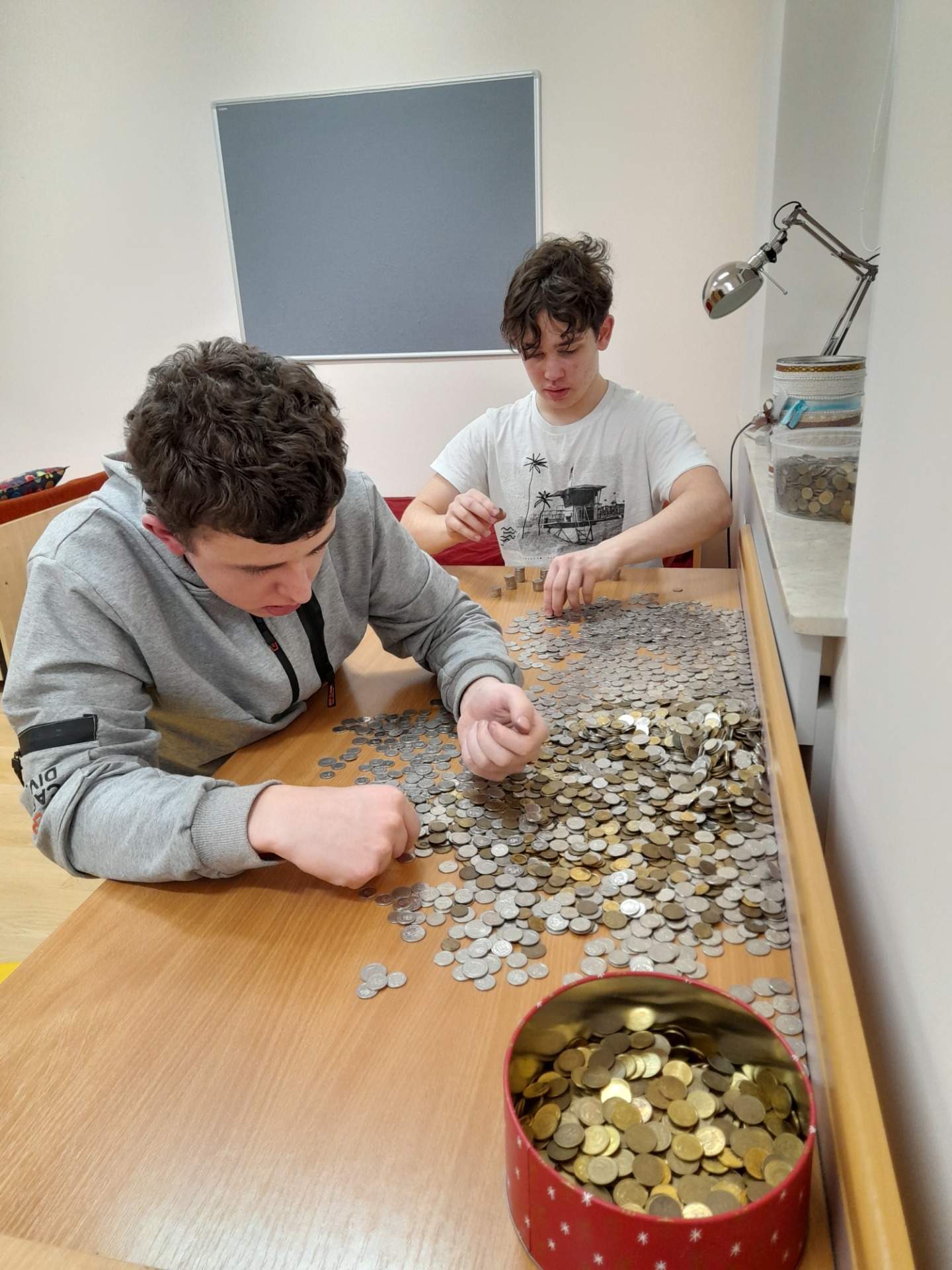 Uczniowie liczący monety