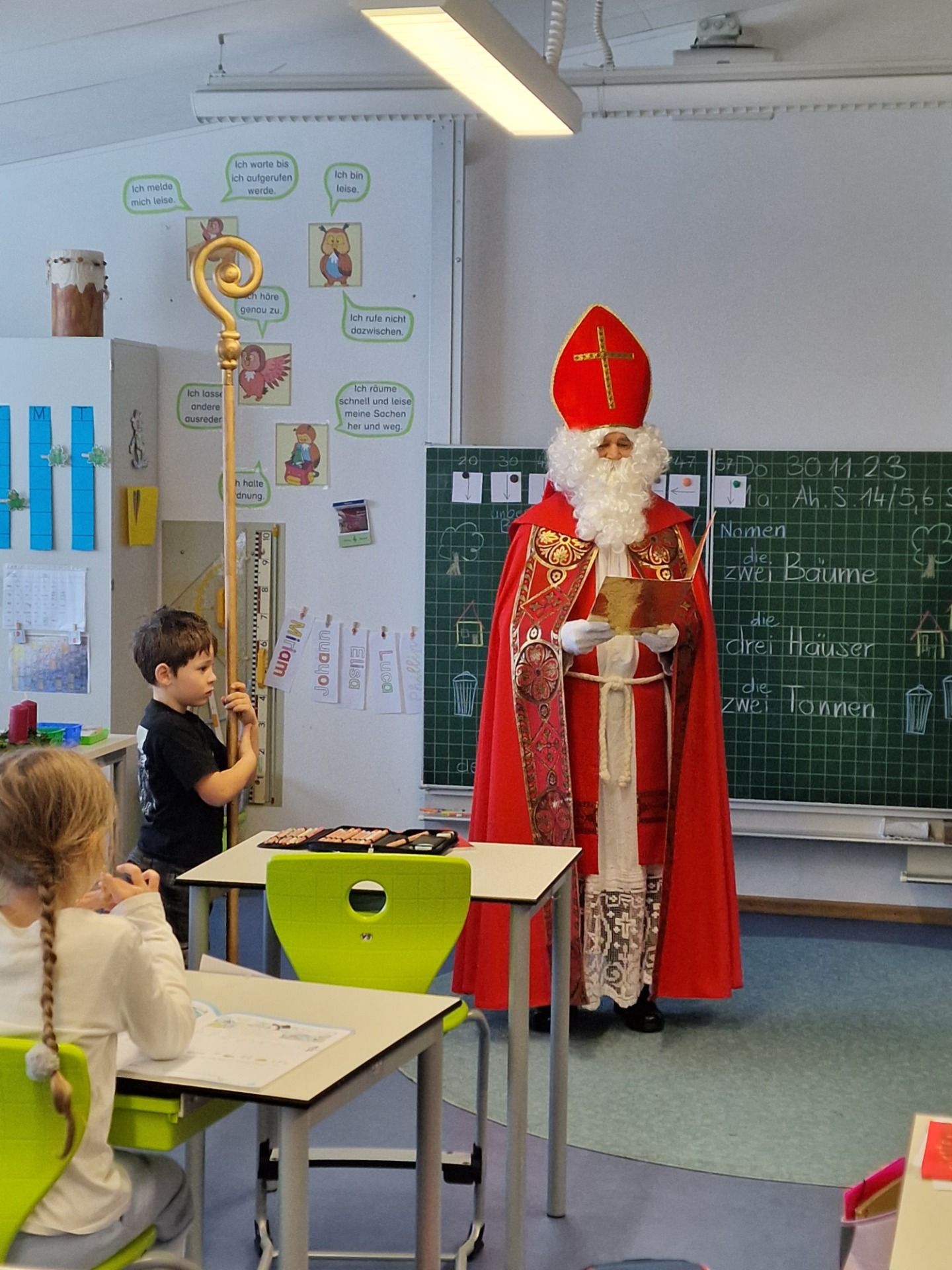 Der Hl. Nikolaus in der Klasse 1/2c. Christian Preda hält seinen Stab. -Foto: Haslbeck