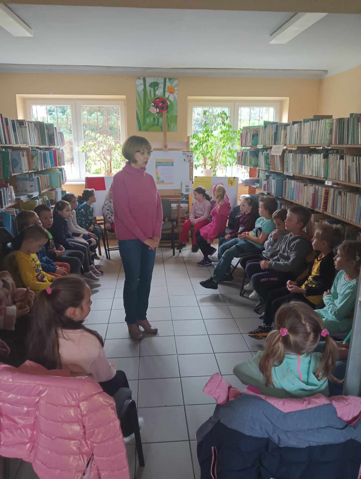 Uczniowie klasy pierwszej naszej Szkoły na zajęciach bibliotecznych z Panią Beatką z Filii nr 4 Miejskiej Biblioteki Publicznej.
