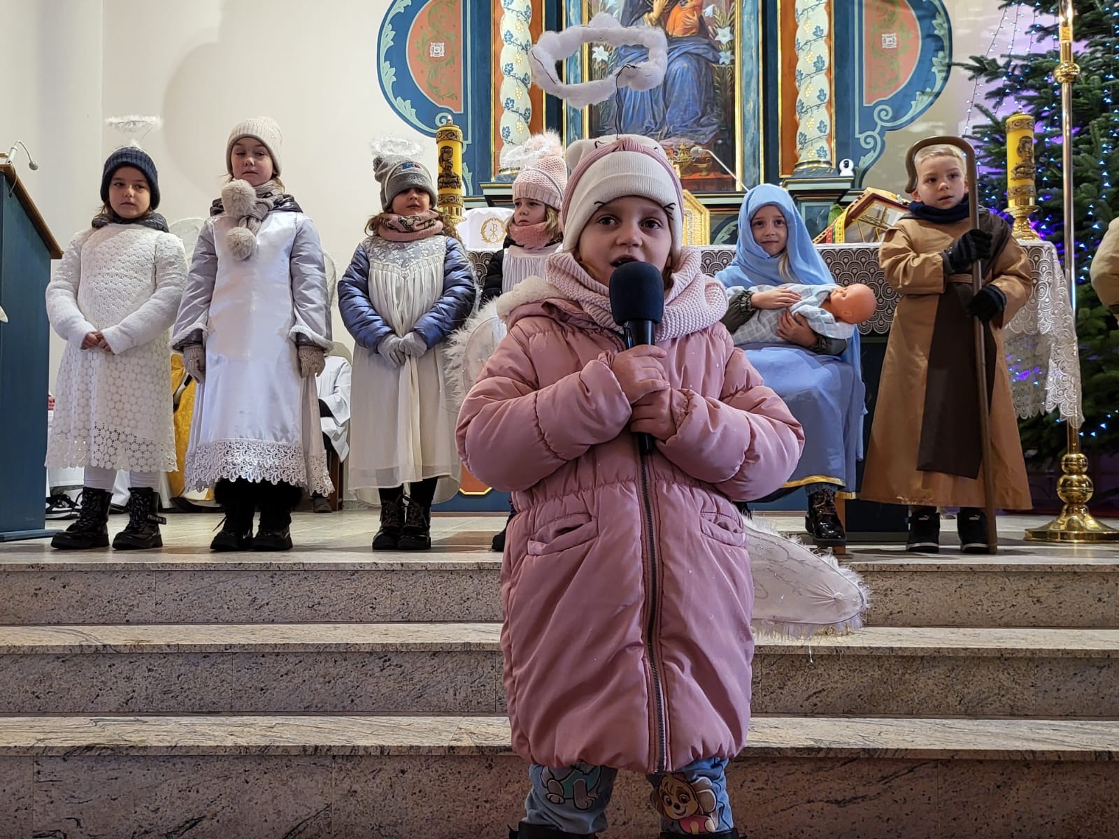 7 stycznia dzieci z klasy 0b wystąpiły z przedstawieniem jasełkowym w kościele we Włókach.🤩🤩🤩🥰 - Obrazek 4