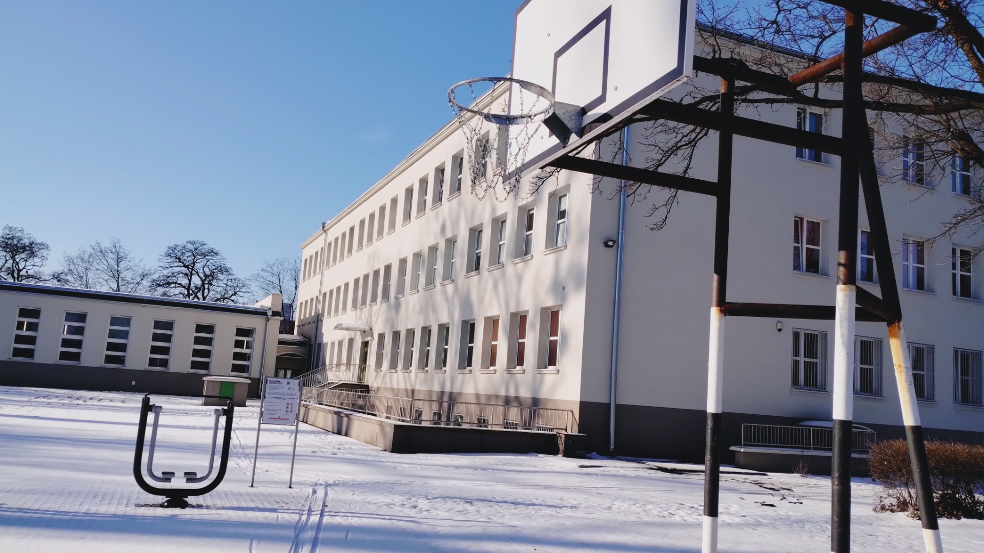 Budynek szkoły w zimowej scenerii