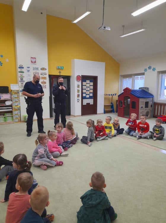 Policjanci z wizytą w przedszkolu w Nasutowie - Obrazek 5