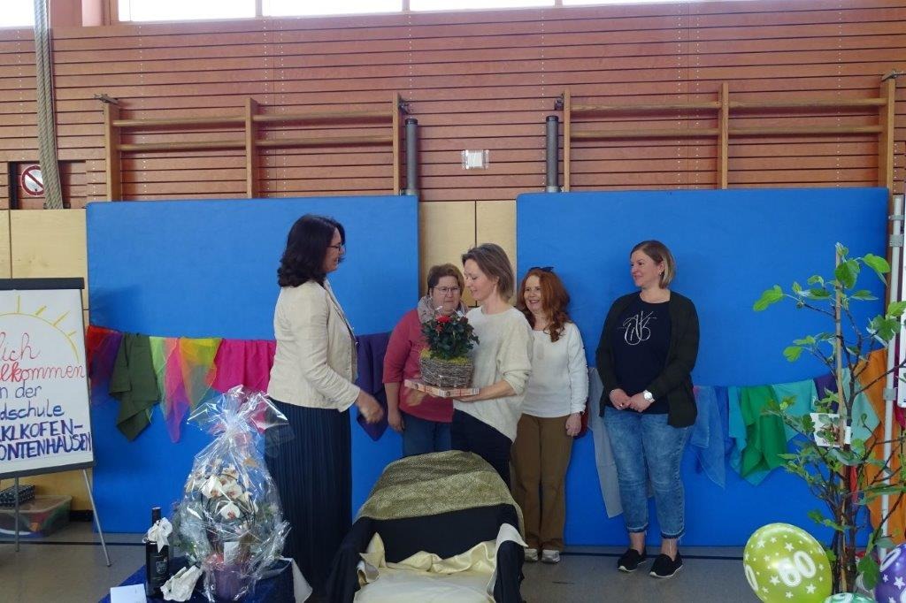 Die Grundschule Marklkofen gratuliert Frau Reubel zum 60. Geburtstag - Bild 3
