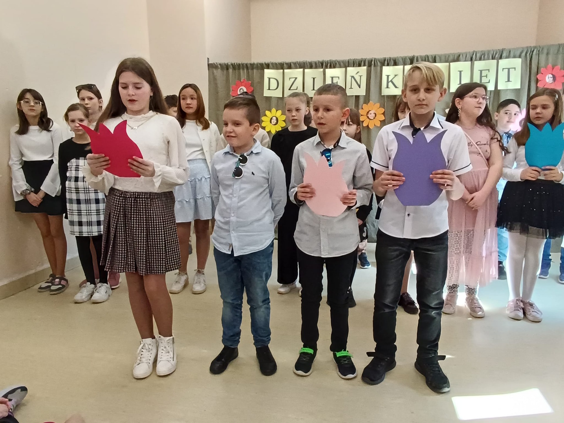 Uczniowie recytują wiersz podczas apelu