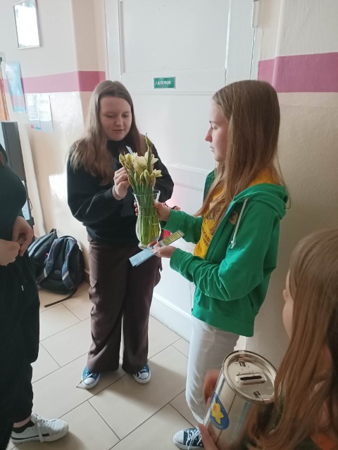 Wolontariusze z naszej szkoły pod opieką pani Agnieszki Urbanowicz sprzedawali wiosenne żonkile w akcji "Pola Nadziei" na rzecz elbląskiego hospicjum.