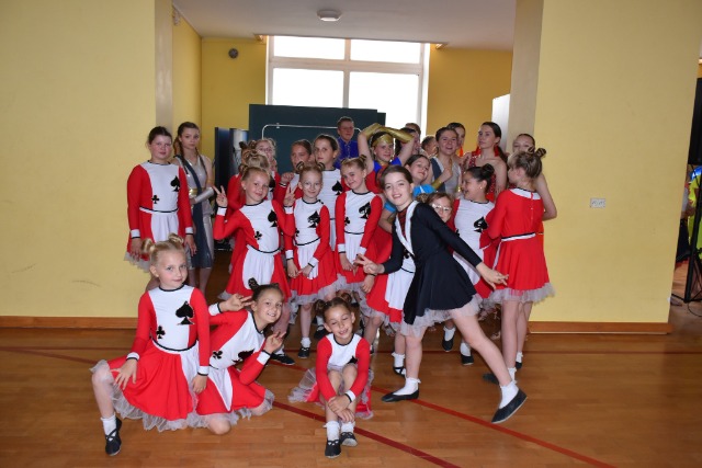 Tancerze Gracji podczas występu dla społeczności szkolnej.