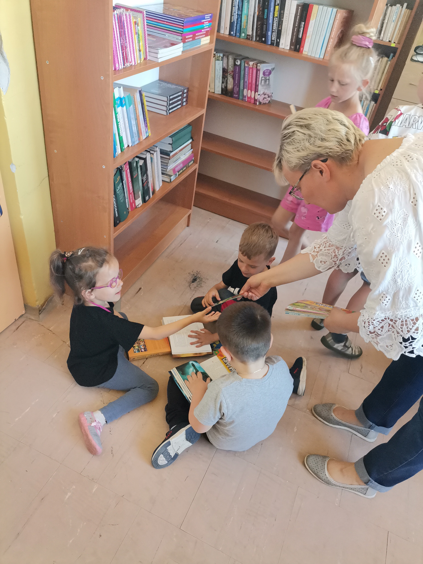 Przedszkolaki z wizytą w Gminnej Bibliotece Publicznej w Młodowie. - Obrazek 5