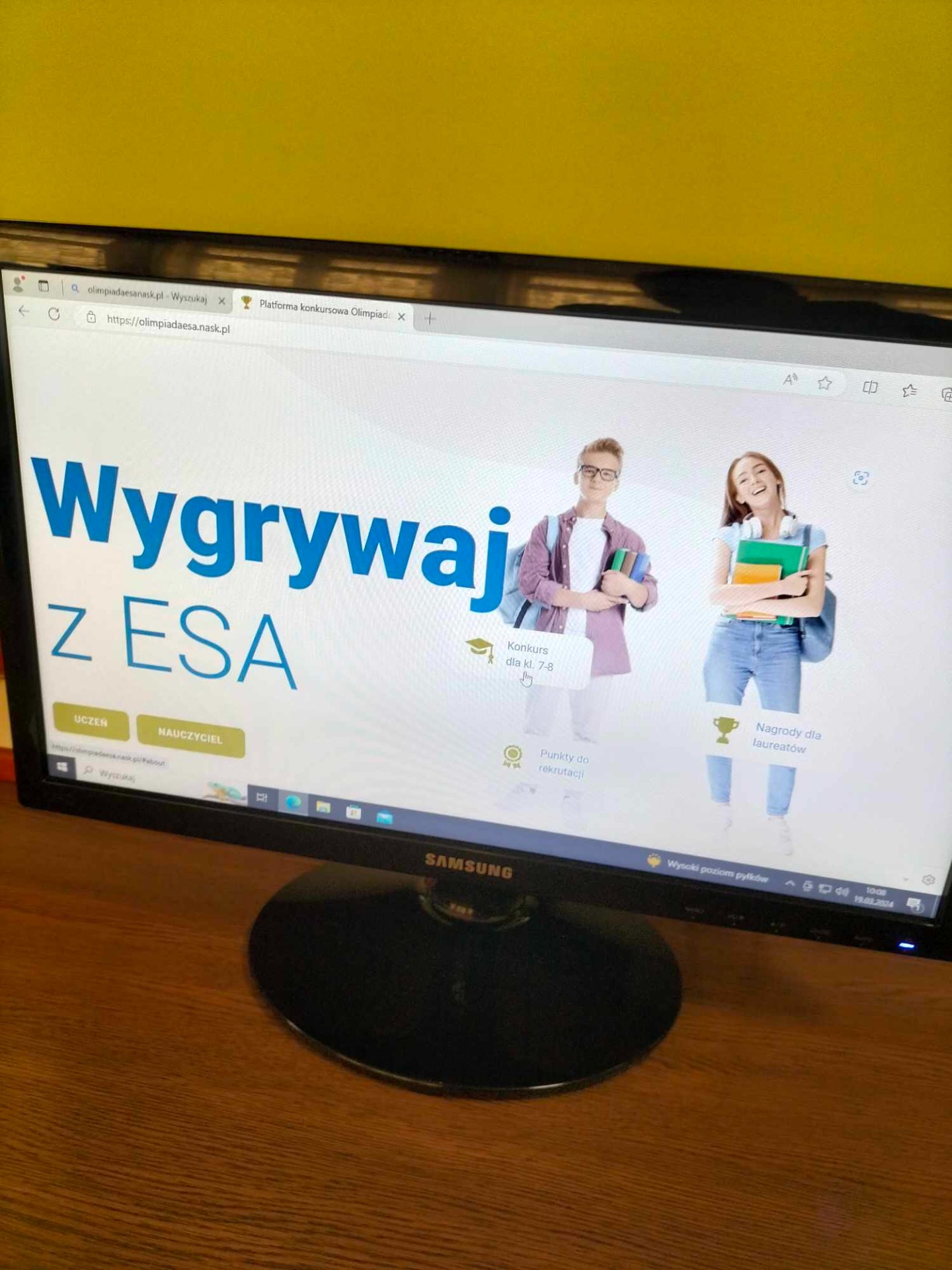 Ekran monitora komputerowego z wyświetlanym napisem "Wygrywaj z ESA".