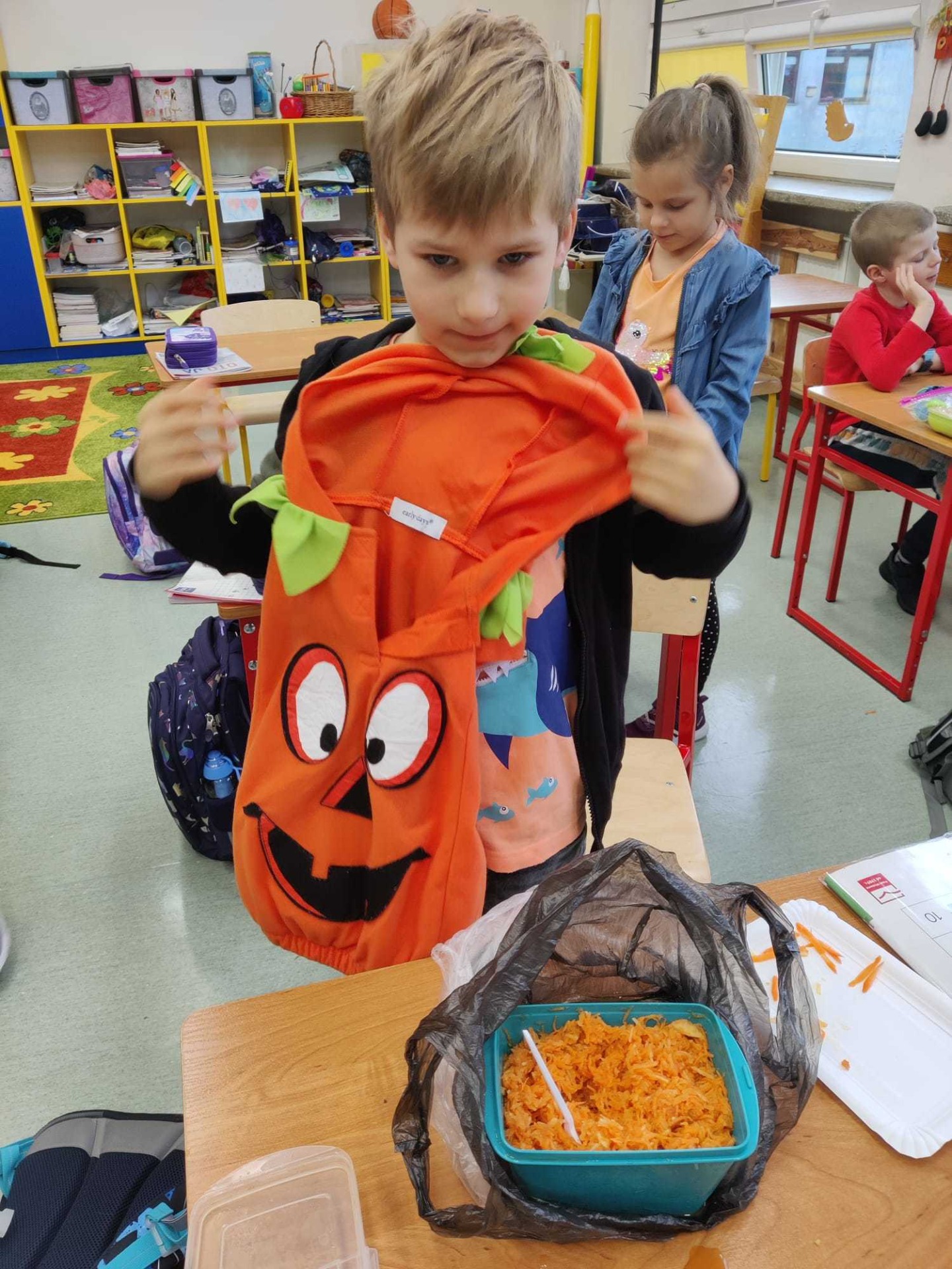 Dzień marchewki w klasie 1 a. Dzieci  ubrały się na pomarańczowo i przygotowały pyszne, zdrowe surówki. - Obrazek 1