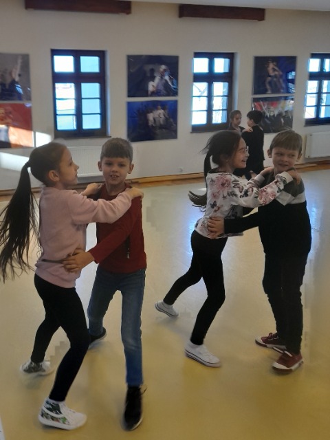 uczniowie na warsztatach tanecznych
