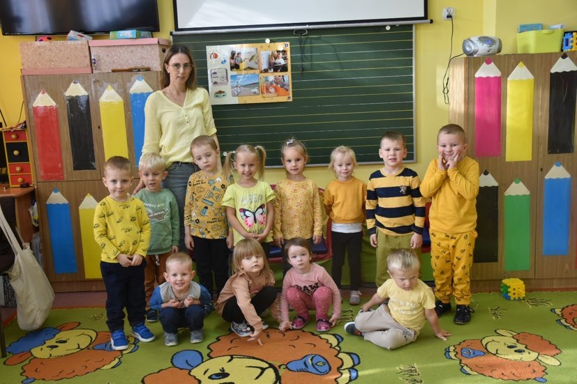 Grupa uczniów w ubraniach w kolorze żółtym
