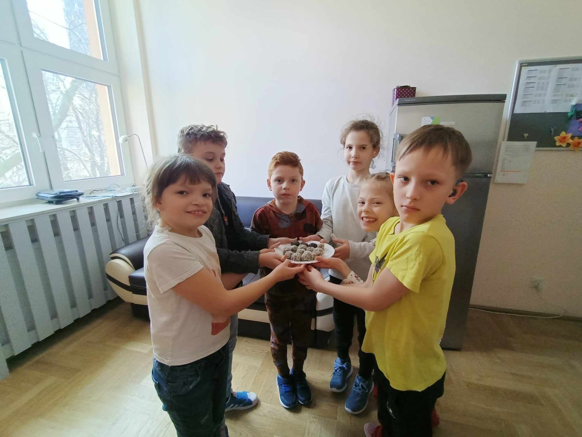 Dzieci pokazujące ciasteczka