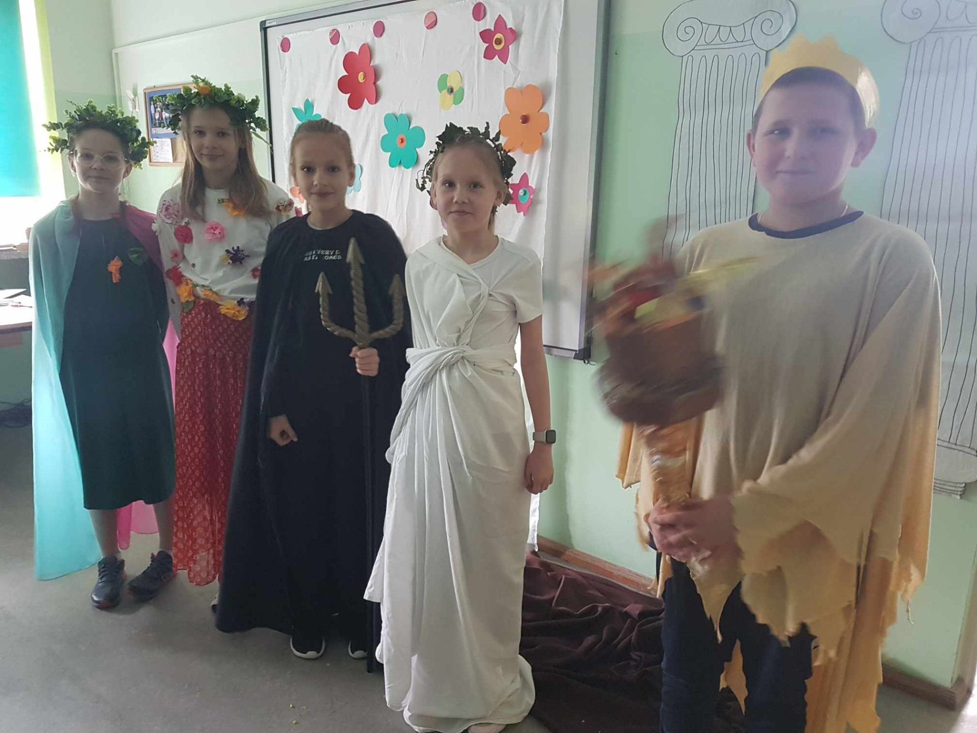 Uczniowie przebrani za postacie z mitu o Demeter vi Korze.