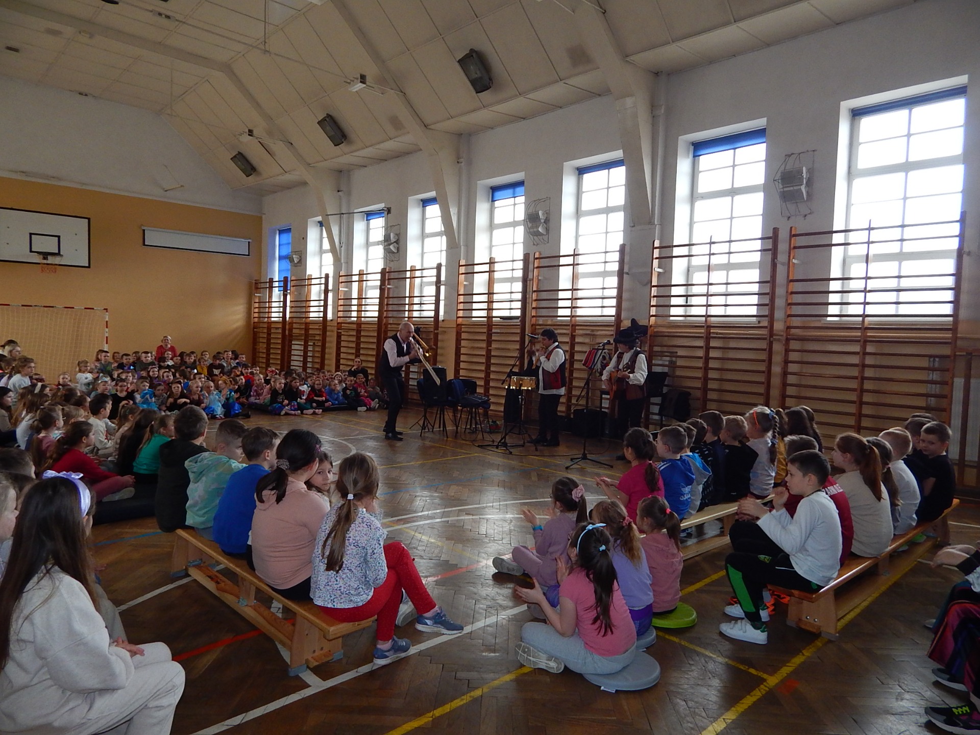 Koncert muzyczny grupy Kurakas w Szkole Podstawowej Nr 2 im. M. Kopernika w Olecku