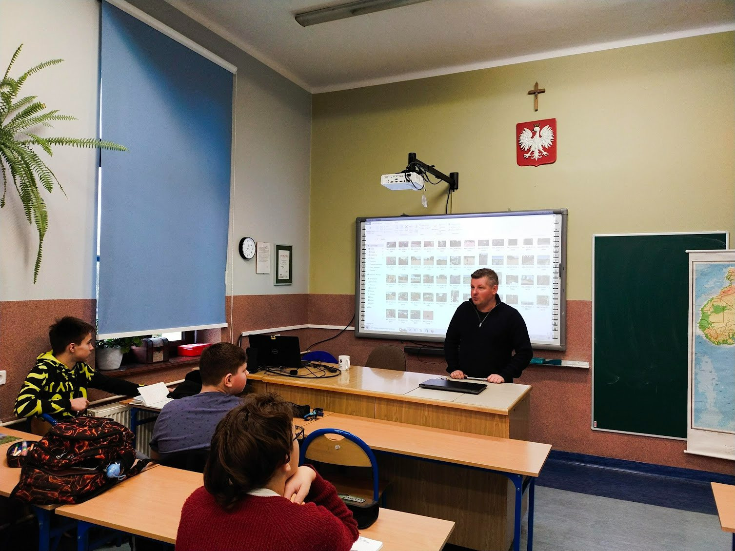 Artur Beniowski prowadzi prelekcję dla uczniów