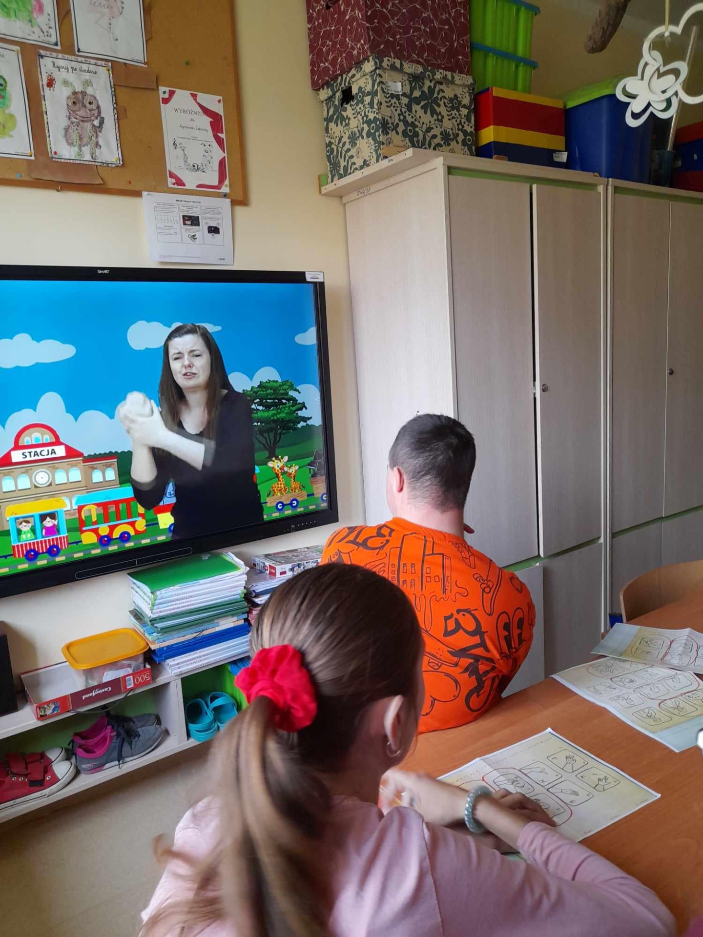 Uczniowie podczas oglądania interpretacji jednego z wierszy tłumaczonego na Polski Język Migowy.