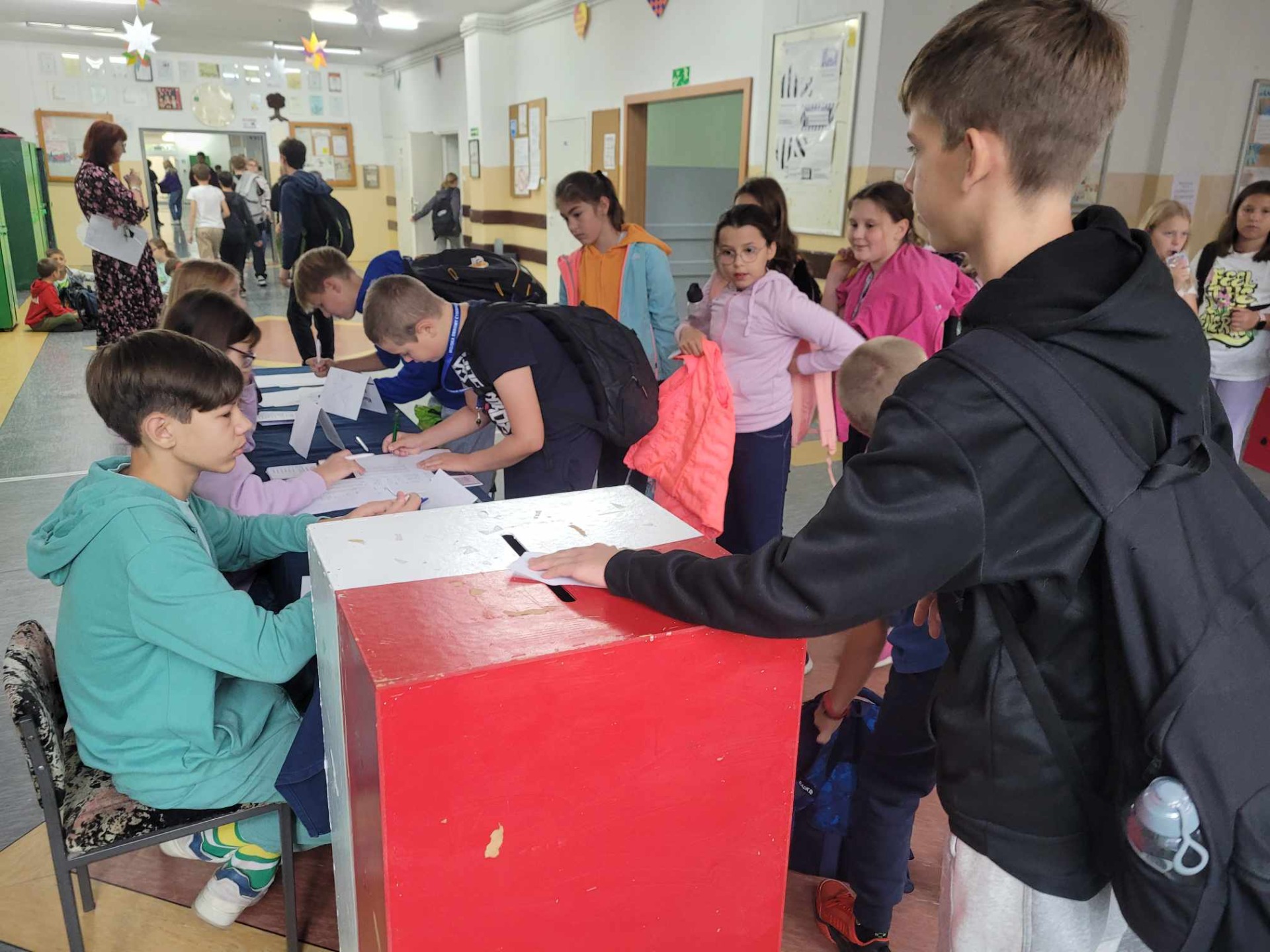 Dzieci głosują na przewodniczącego Samorządu Uczniowskiego. 