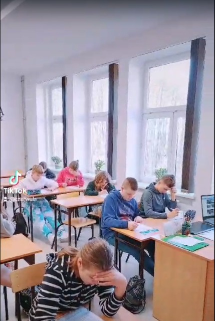 Uczniowie w klasie.