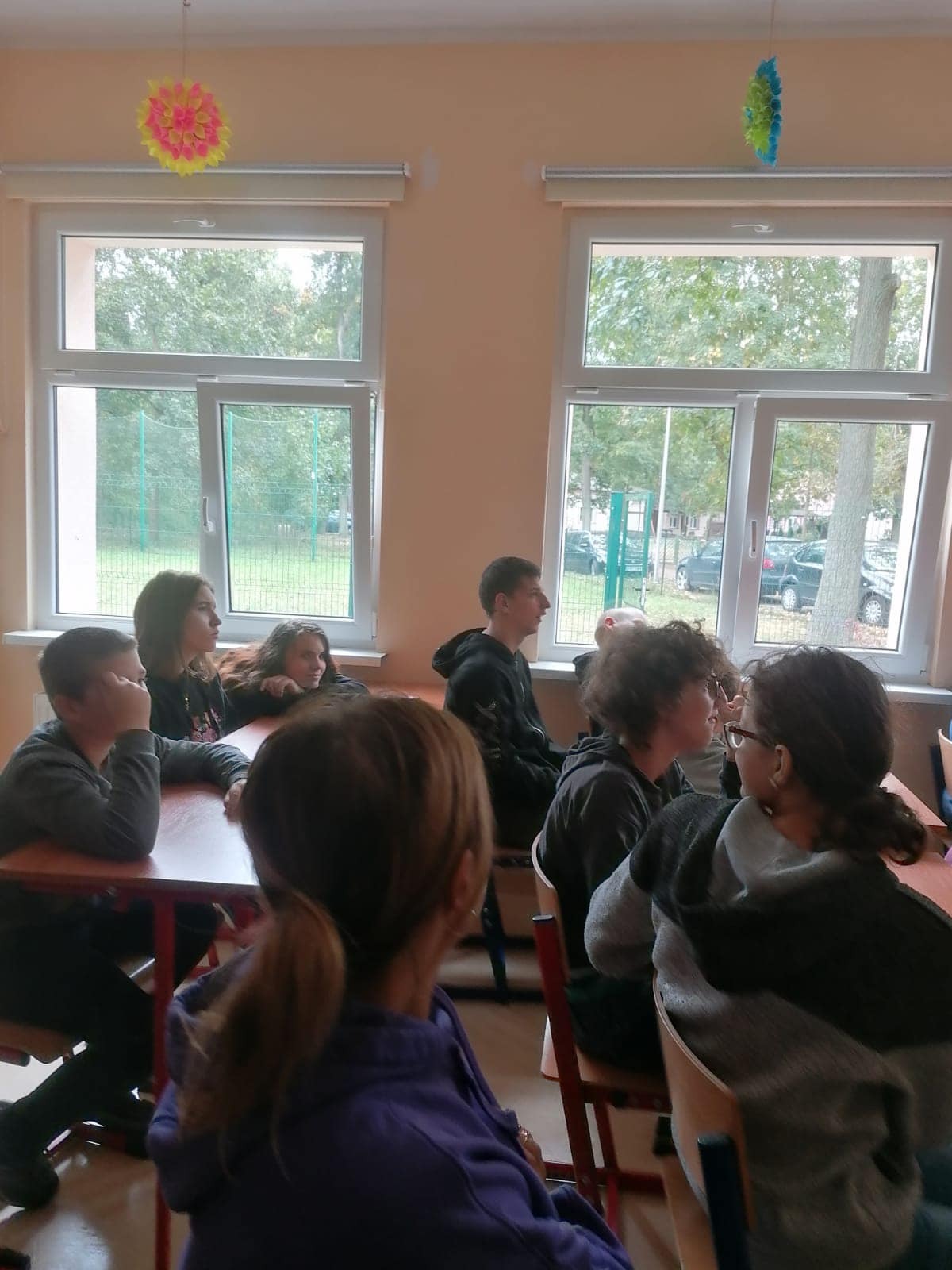 Społeczność szkolna podczas spotkania.